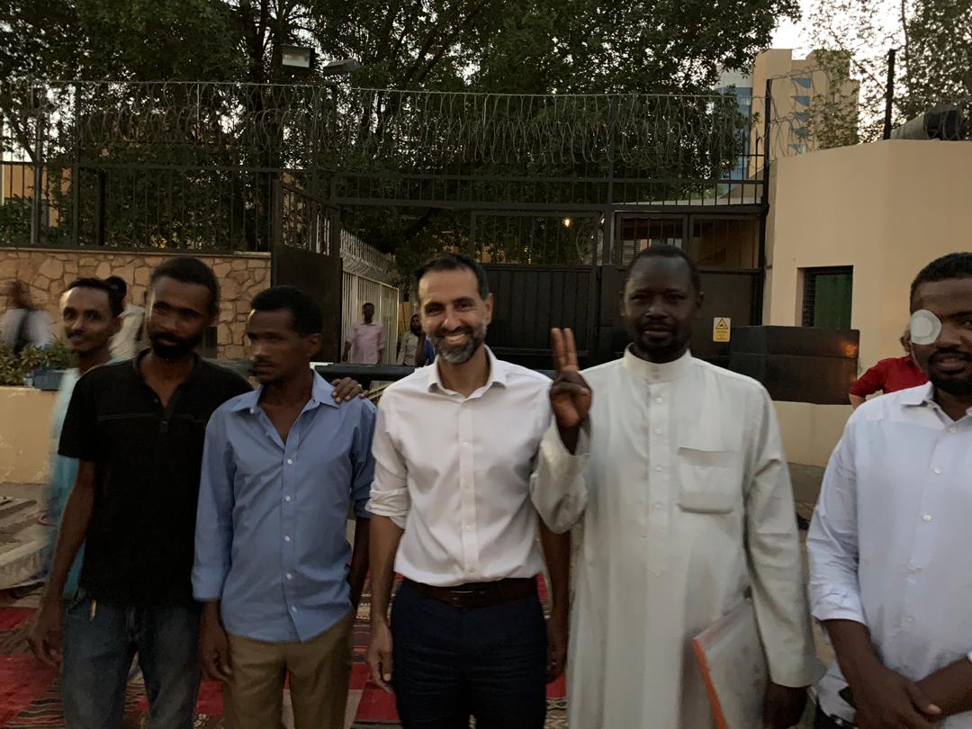 سفير بريطانيا في الخرطوم يؤم المصلين في السودان